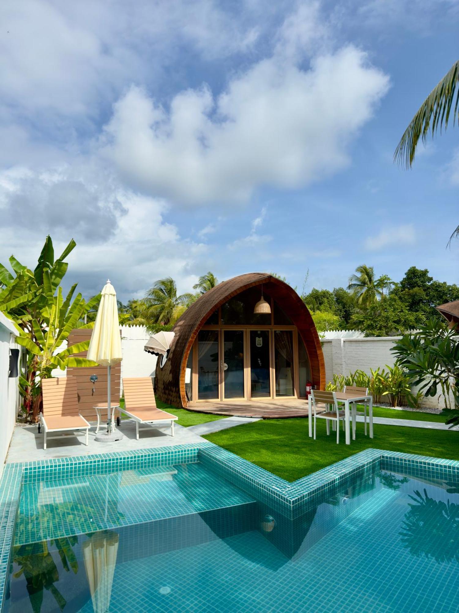 Found Mansion Hotel Pantai Cenang  Exterior photo